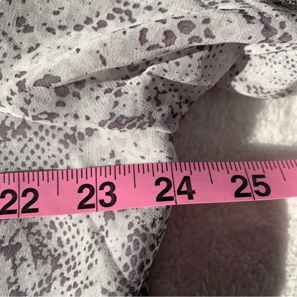 NWOT Seraphine Pintuck Flowy Snakeskin Maternity & Nursing Blouse - Picture 11 of 13